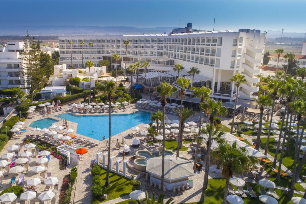 Paphos: Leonardo Plaza Cypria Maris Beach Hotel & Spa — dog-friendly place in Cyprus